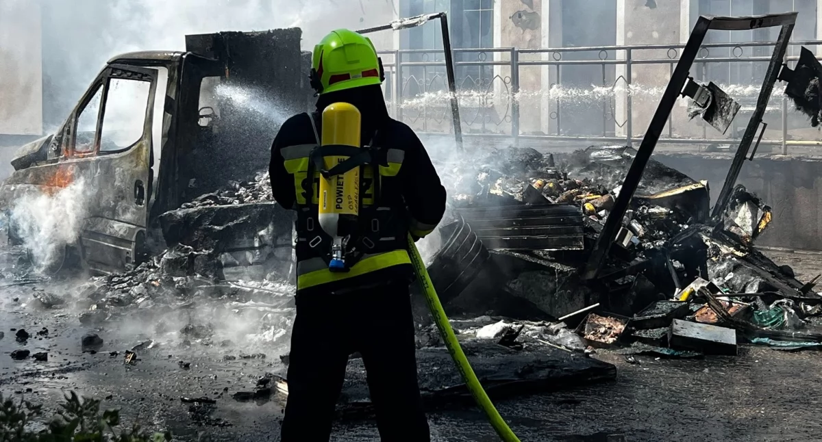 Pożar dostawczaka w Serokomli. Strażacy w aparatach ODO bronią budynku – akcja trwa