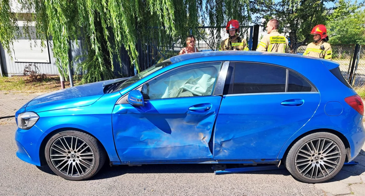 Pęknięta opona ciężarówki uszkodziła auto osobowe. Sygnał SOS trafił prosto do służb