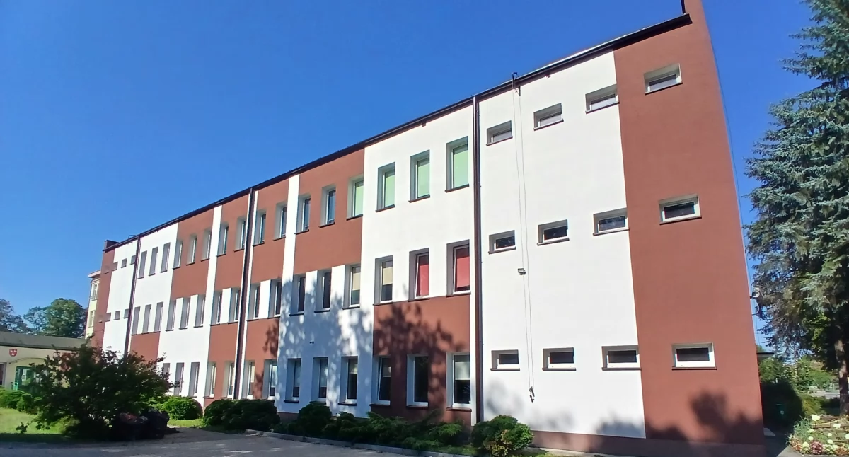 Elewacja Zespołu Szkół w Stoczku Łukowskim zyskuje nowe oblicze. „Kolejna inwestycja Powiatu Łukowskiego”
