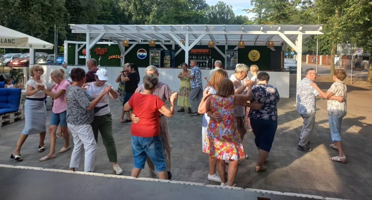 Potańcówka Klubu Seniora nad Zalewem Zimna Woda. Były tańce, muzyka i ognisko