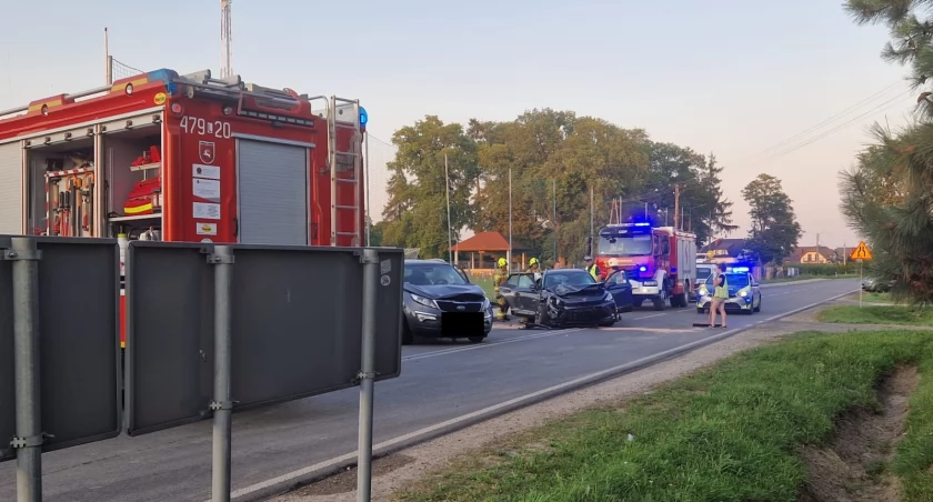 Dwie osoby w szpitalu po wypadku w Dąbiu. Droga krajowa nr 76 częściowo przejezdna