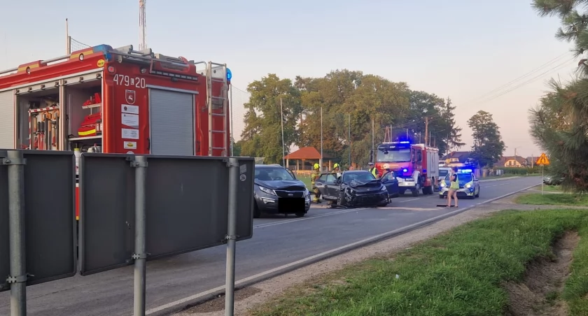 Groźny wypadek w Dąbiu: kierowca Seata wyprzedzał tuż przed skrzyżowaniem, ranna 15-latka