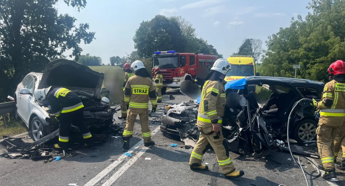 Czołowe zderzenie na DK48. Trzy osoby ranne, w tym dziecko. Lądował śmigłowiec LPR