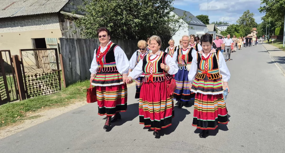 Barwny korowód dożynkowy przeszedł ulicami Serokomli [ZDJĘCIA + WIDEO]