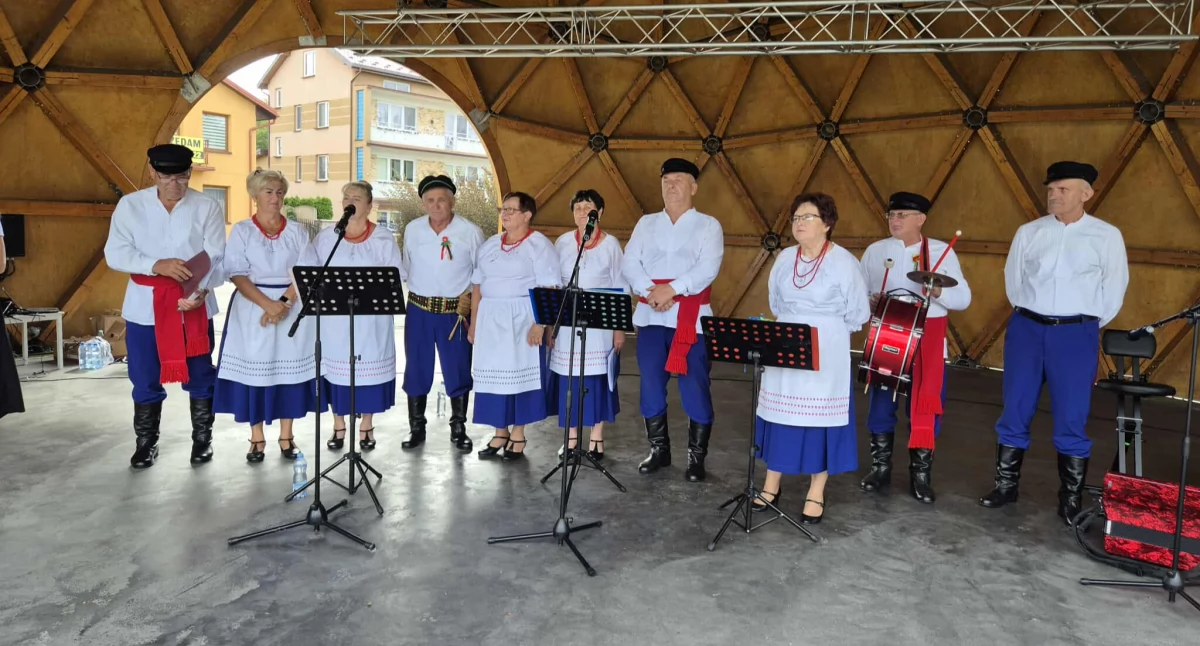 Adamowski Dzień Folkloru na Placu Niedźwiedzi. „Modry Len” świętuje 15-lecie [ZDJĘCIA]