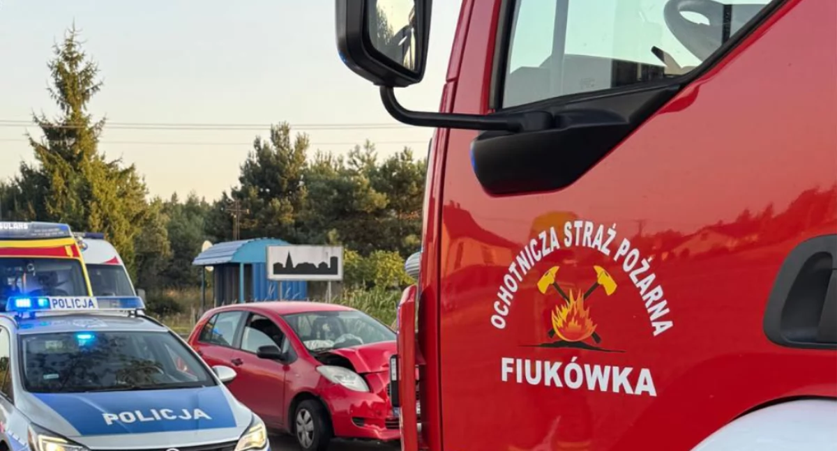 Kolizja w Teodorowie sparaliżowała ruch. Straż, policja i ratownicy w akcji