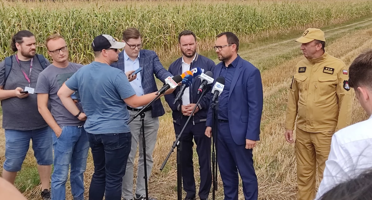 Osiny. Prokuratura bada szczątki tajemniczego obiektu na polu kukurydzy
