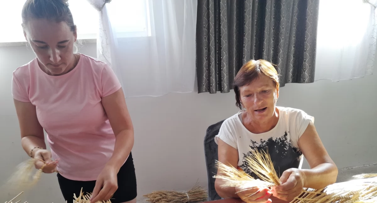 Panie z KGW w Zarzeczu Łukowskim przygotowują wieniec na dożynki w Kownatkach