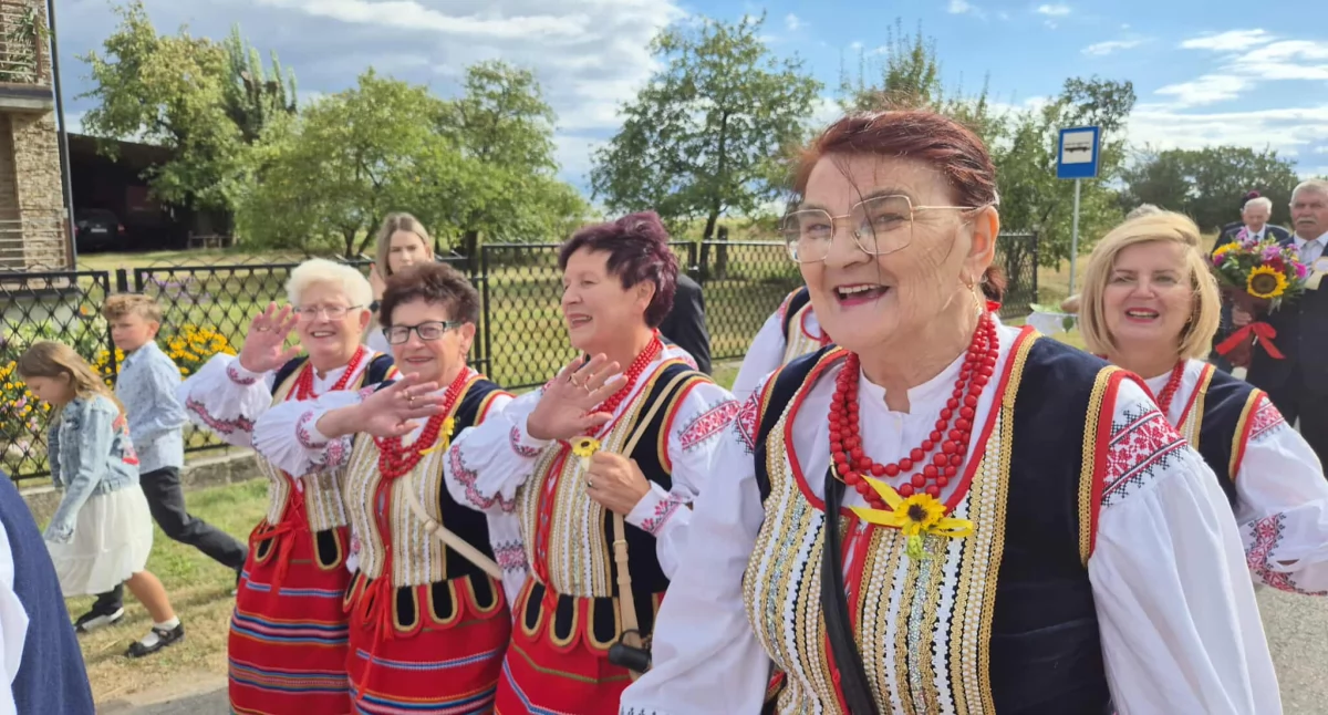 Korowód dożynkowy przeszedł przez Kamionkę. Po Mszy pochód dotarł na plac szkolny