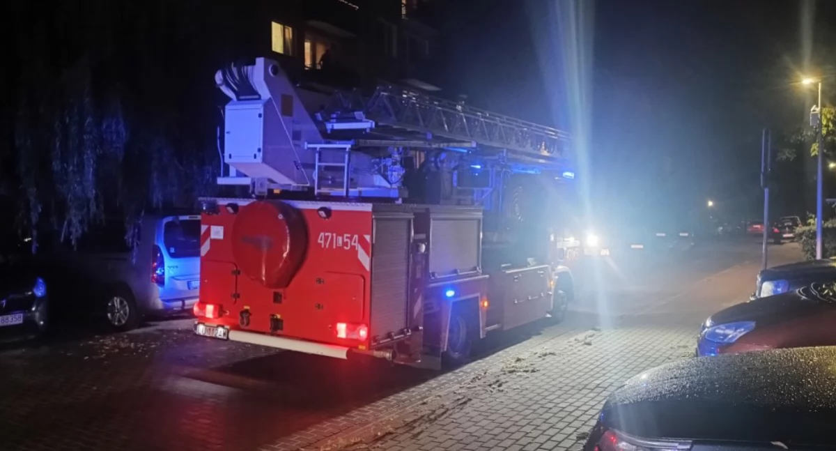 Interwencja służb na os. Unitów Podlaskich w Łukowie. Dwójka dzieci zatrzasnęła się w mieszkaniu