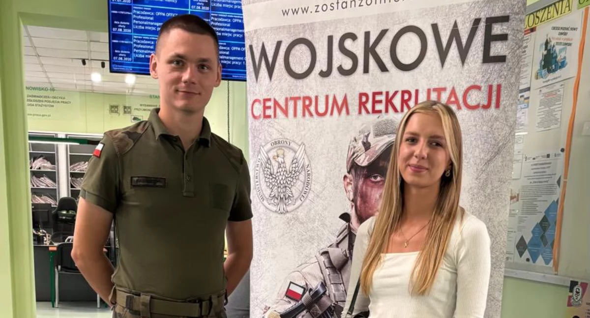 Mobilny Punkt Rekrutacyjny WCR Biała Podlaska w Łukowie. Żołnierze spotkali się z młodzieżą poszukującą pracy