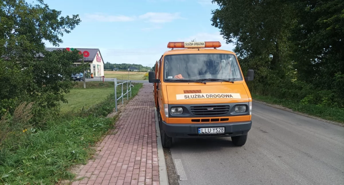 Nowa barierka przed sklepem Dino w Woli Mysłowskiej. Ma zwiększyć bezpieczeństwo