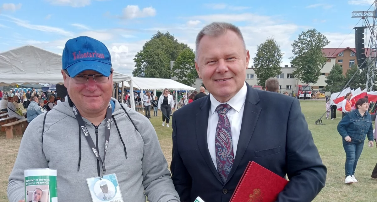 Superwolontariusz Piotr Wróbel zebrał 2600 zł na leczenie Mateusza Drosia podczas dożynek w Ulanie