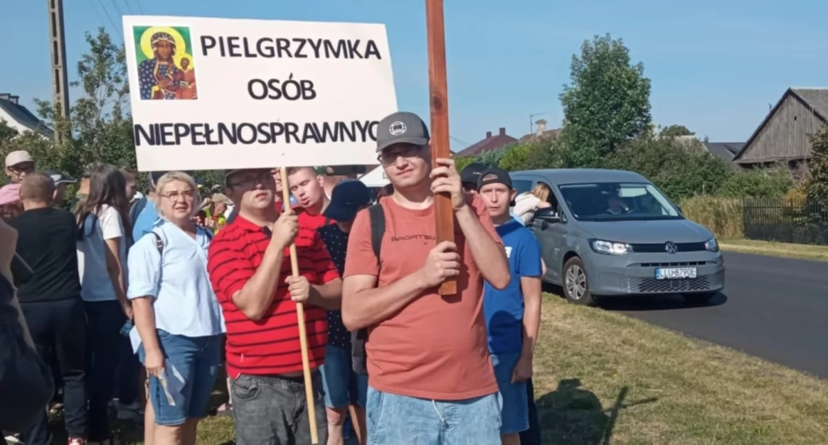 Niezwykła pielgrzymka z Ryżek – osoby niepełnosprawne dotarły do kaplicy w Świdrach