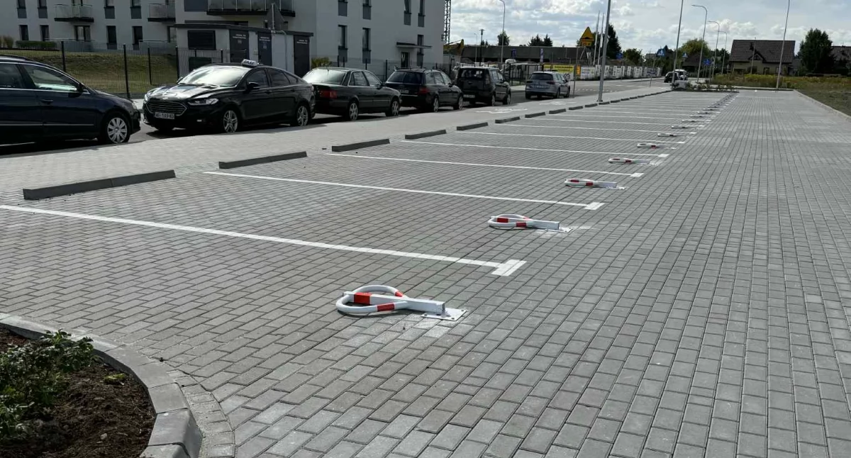 „Parking tak, ale dla ludzi” – radni pytają o parking przy Wileńskiej w Łukowie