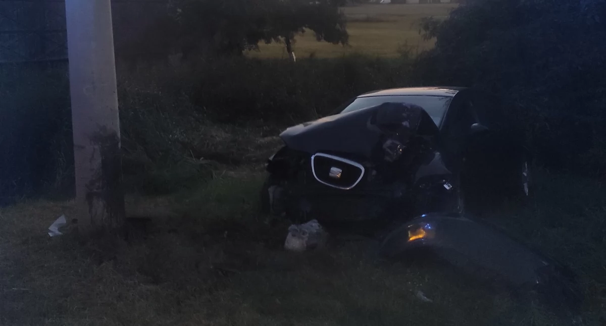 Seat roztrzaskał się o słup w Wesołówce. Cudem nikomu nic się nie stało