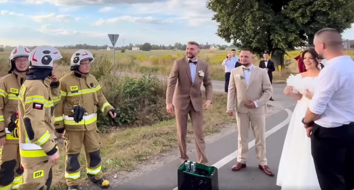 Wzruszający moment w OSP Krynka. Druh stanął na ślubnym kobiercu 