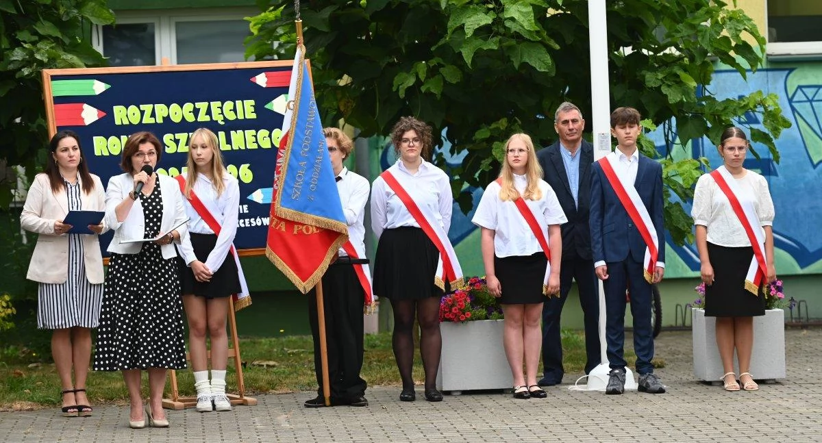 Hołd dla patrona i start edukacyjnej przygody – rok szkolny 2025/2026 w SP nr 2 w Łukowie (FOTO)