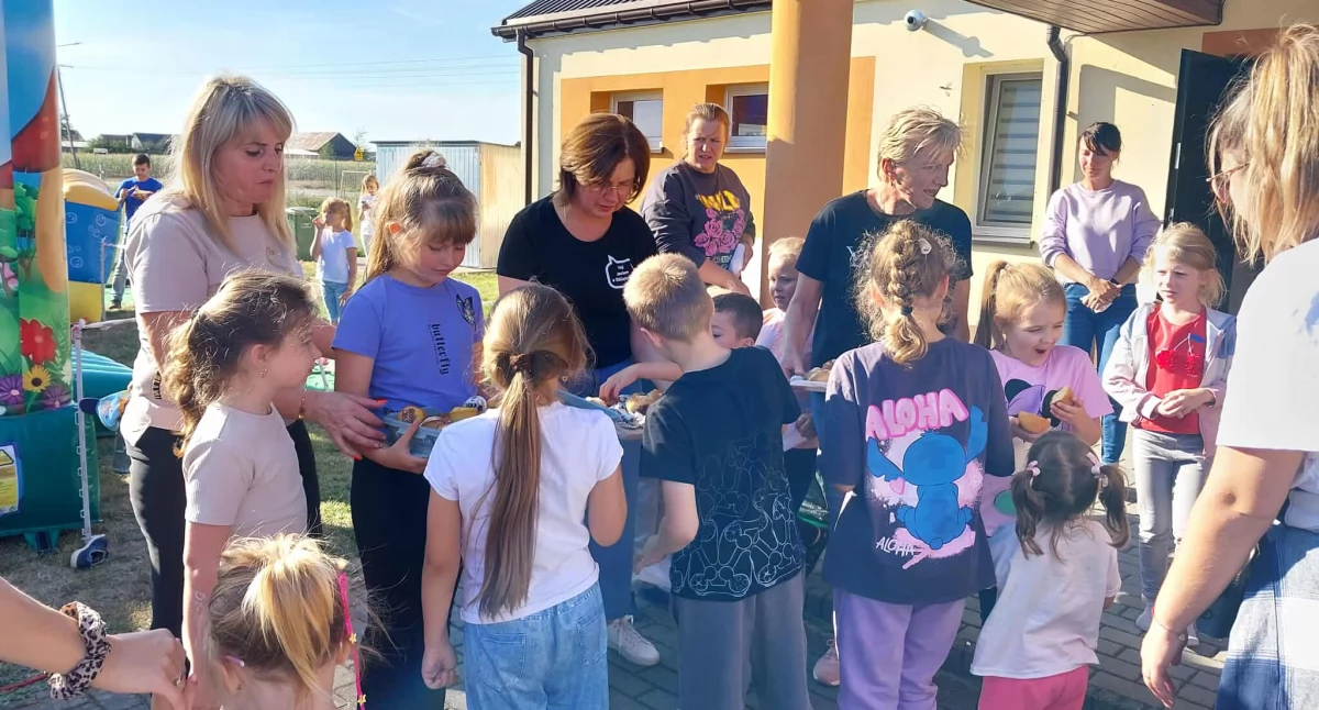 Dzieci w Dmininie pożegnały wakacje. Były dmuchańce, gry i ognisko