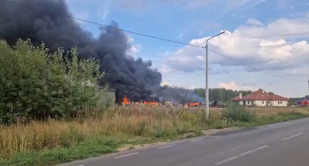 Pożar bazy przewozowej w Ławkach opanowany. Spłonęła ciężarówka, opony i 5 tysięcy litrów ropy