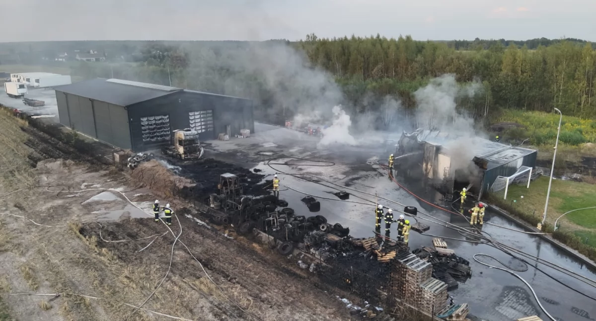 Dramatyczny pożar pod Łukowem. Raport straży ujawnia skalę akcji (FOTO Z DRONA)