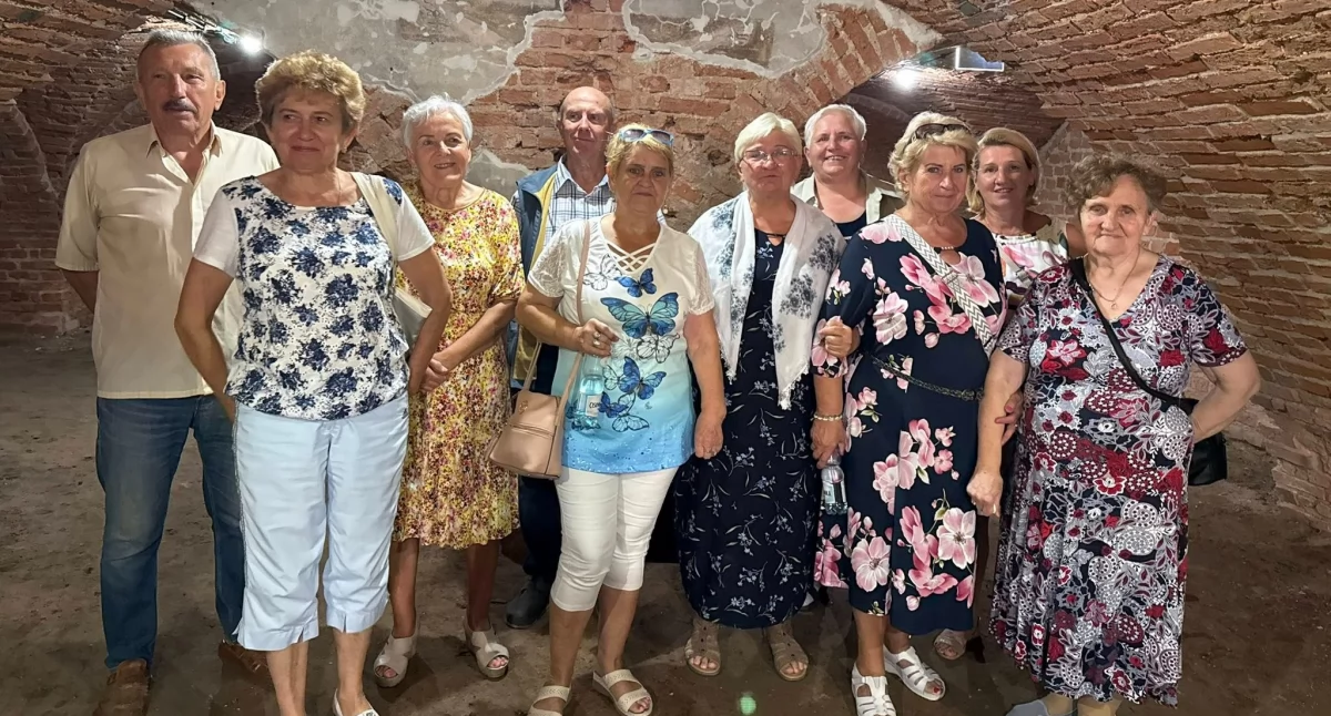 Seniorzy zwiedzali podziemia Kolegiaty, potem odwiedzili księdza Kurka