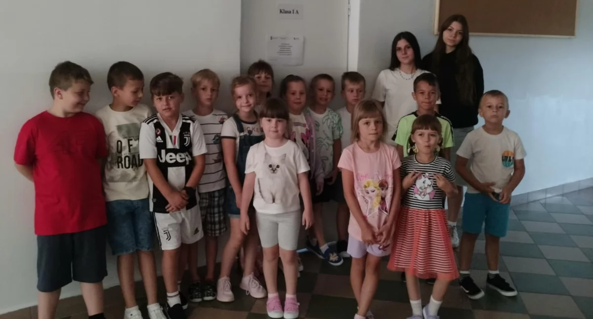 „Pomocna dłoń” w ZS w Serokomli. Tak siódmoklasiści wspierali pierwszoklasistów