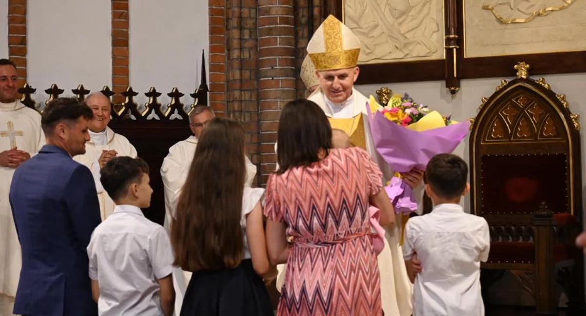 Biskup Grzegorz Suchodolski zasypany kwiatami i życzeniami. Tak świętowano jego imieniny