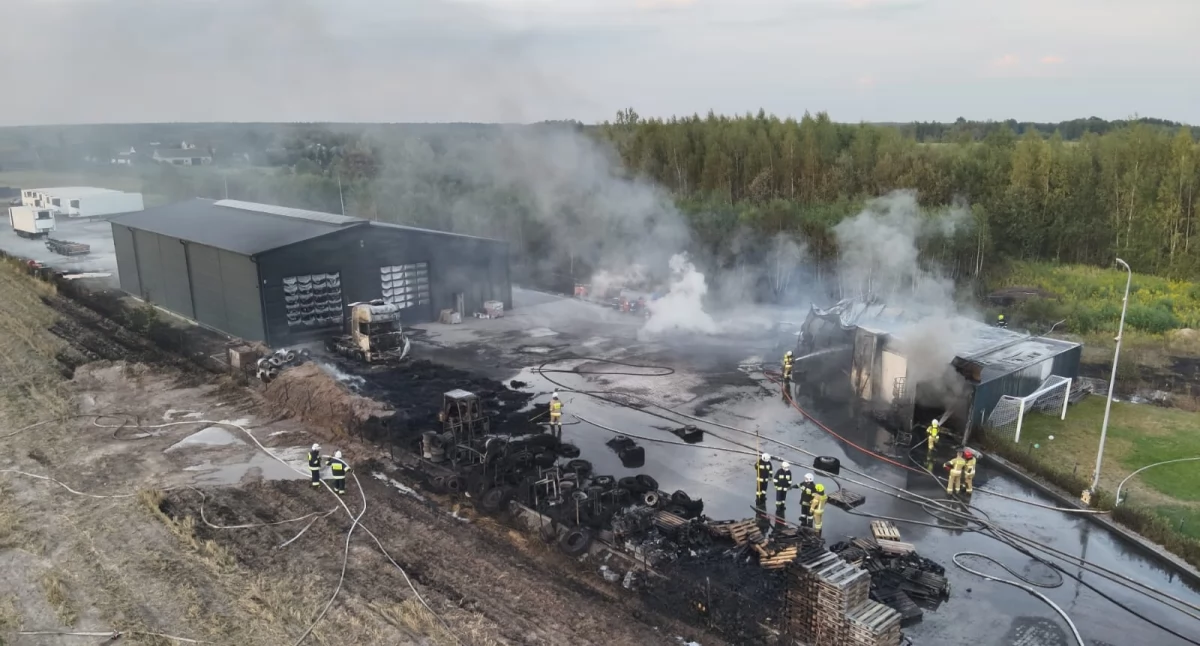 Śledztwo po pożarze bazy transportowej w Ławkach. Straty przekroczyły 2 miliony złotych