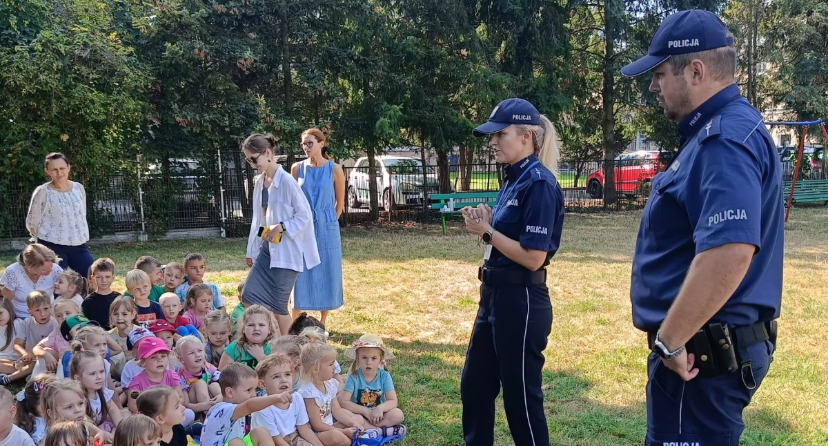 Policjanci odwiedzili Przedszkole Miejskie nr 2 w Łukowie. Dzieci uczyły się, jak być bezpiecznym