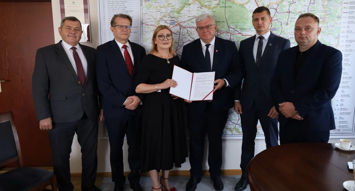 Trzebieszów Drugi: rusza przebudowa drogi powiatowej. Podpisano umowę na inwestycję wartą ponad 190 tys. zł