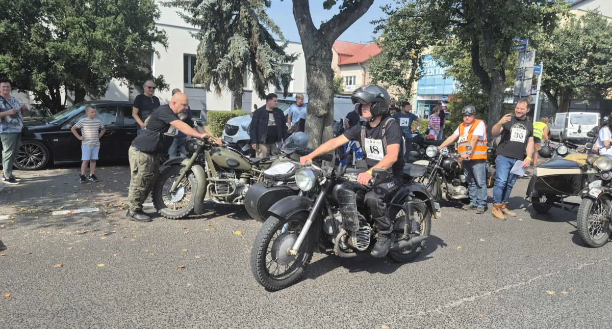 Sokoły, BMW i Indian Chief na skwerze przy fontannie. Łuków na jeden dzień stał się stolicą dawnej motoryzacji [ZDJĘCIA + WIDEO]