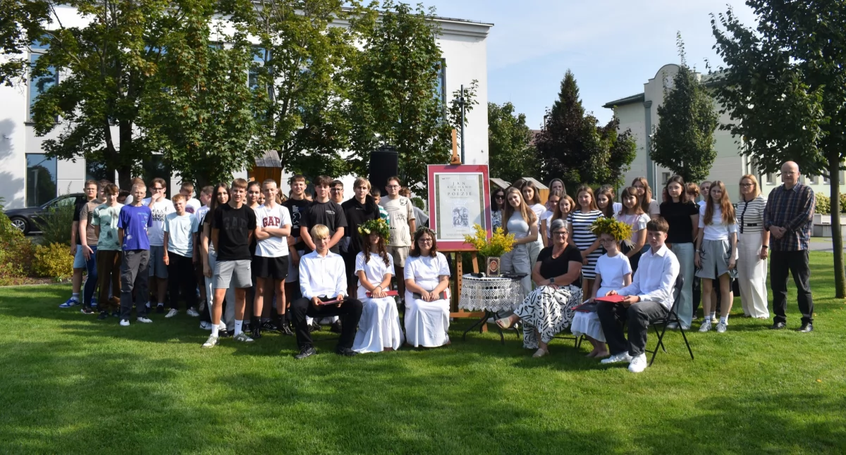 Narodowe Czytanie w Adamowie. Młodzież wprowadziła publiczność w klimat dawnych obrzędów