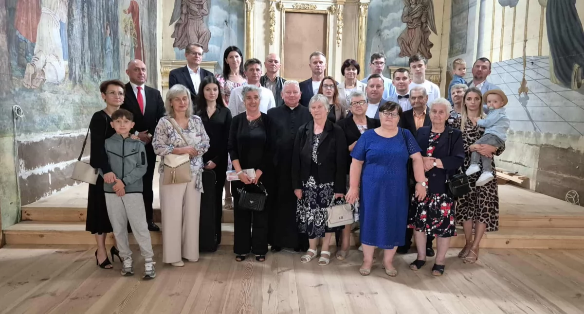 Zabytkowy kościół w Zofiborze odzyskuje dawny blask. Dziś oglądali go wierni i starosta  (FOTO)