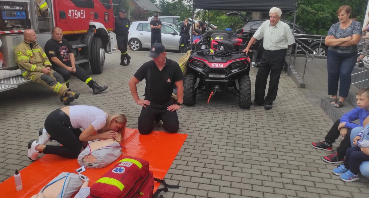 Strażacy z OSP Stanin zaprezentowali sprzęt i pierwszą pomoc seniorom w Jarczówku