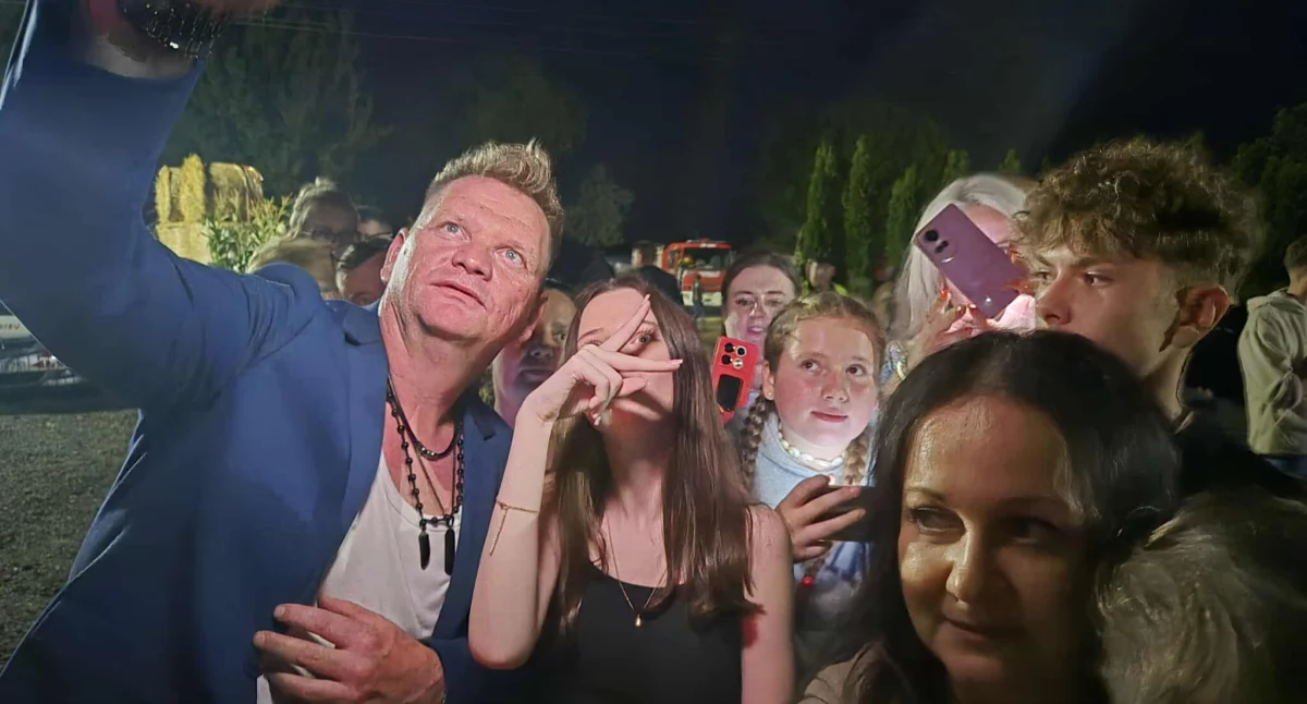 Gwiazdy disco polo w Grudzi. Zespół MiG przyciągnął tłumy fanów do wspólnych zdjęć