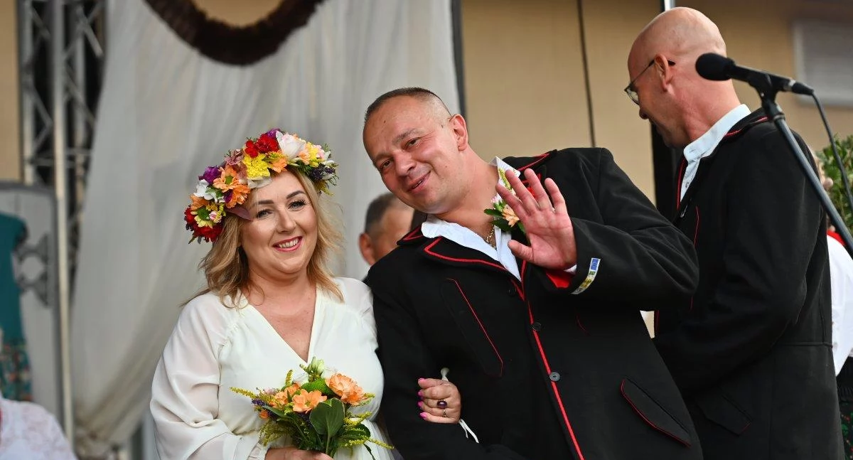 „Wesele ludowe w Gręzówce” już za nami. Były tańce, śpiewy i swojskie jadło [DUŻO ZDJĘĆ]