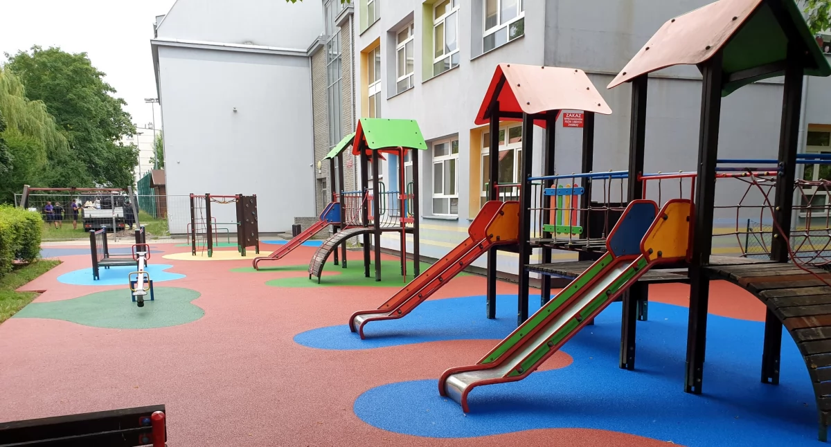Plac zabaw przy Szkole Podstawowej nr 4 w Łukowie przeszedł gruntowny remont