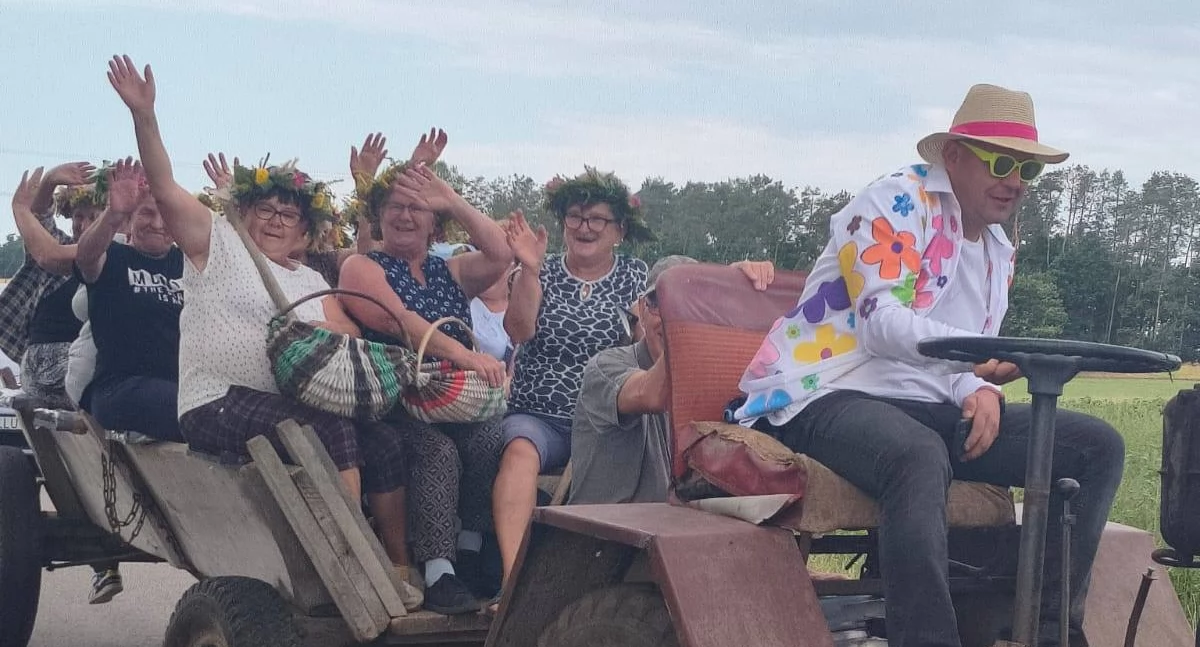 Seniorzy z Dębowierzch pokazali, jak się kopie ziemniaki – młodzi mogą się uczyć