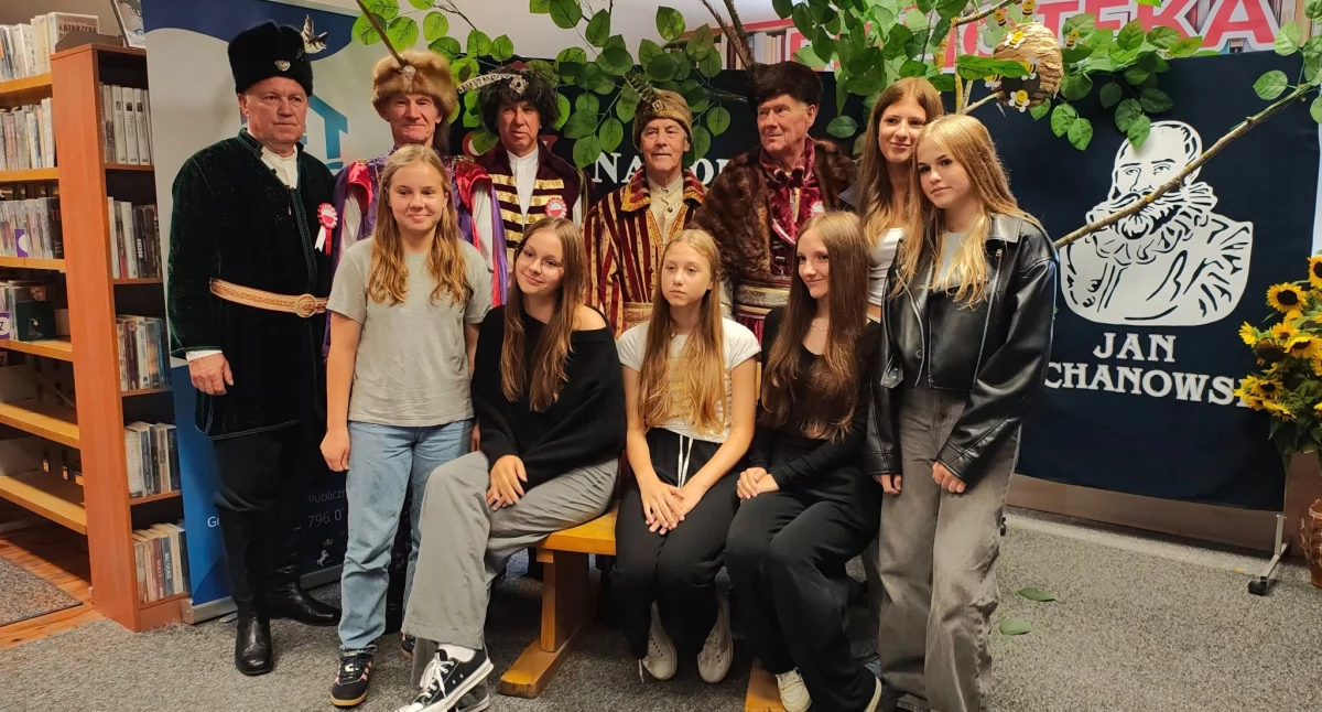 Uczta z Kochanowskim w Trzebieszowie. Szlacheckie kontusze, fraszki i żywe słowo poety
