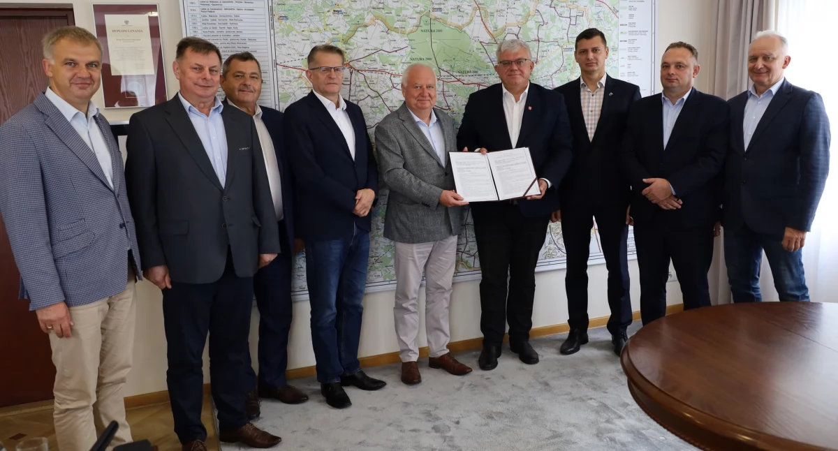 Nowe chodniki i zjazdy w Wierzejkach i Trzebieszowie Kolonii. Powiat podpisał umowy na ponad 336 tys. zł