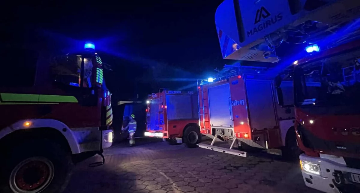 Pożar hali w Radzyniu Podlaskim! Strażacy w aparatach weszli do środka