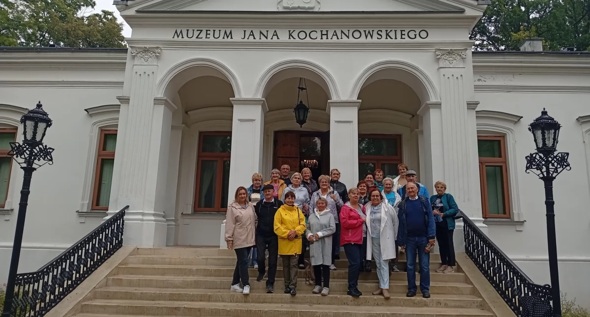 Seniorzy z Gołąbek na wyjątkowej wycieczce. Odwiedzili Czarnolas i Dęblin