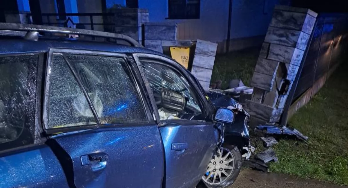 Szokujące zdarzenie w Podosiu. Samochód roztrzaskał ogrodzenie, kierowca był nietrzeźwy
