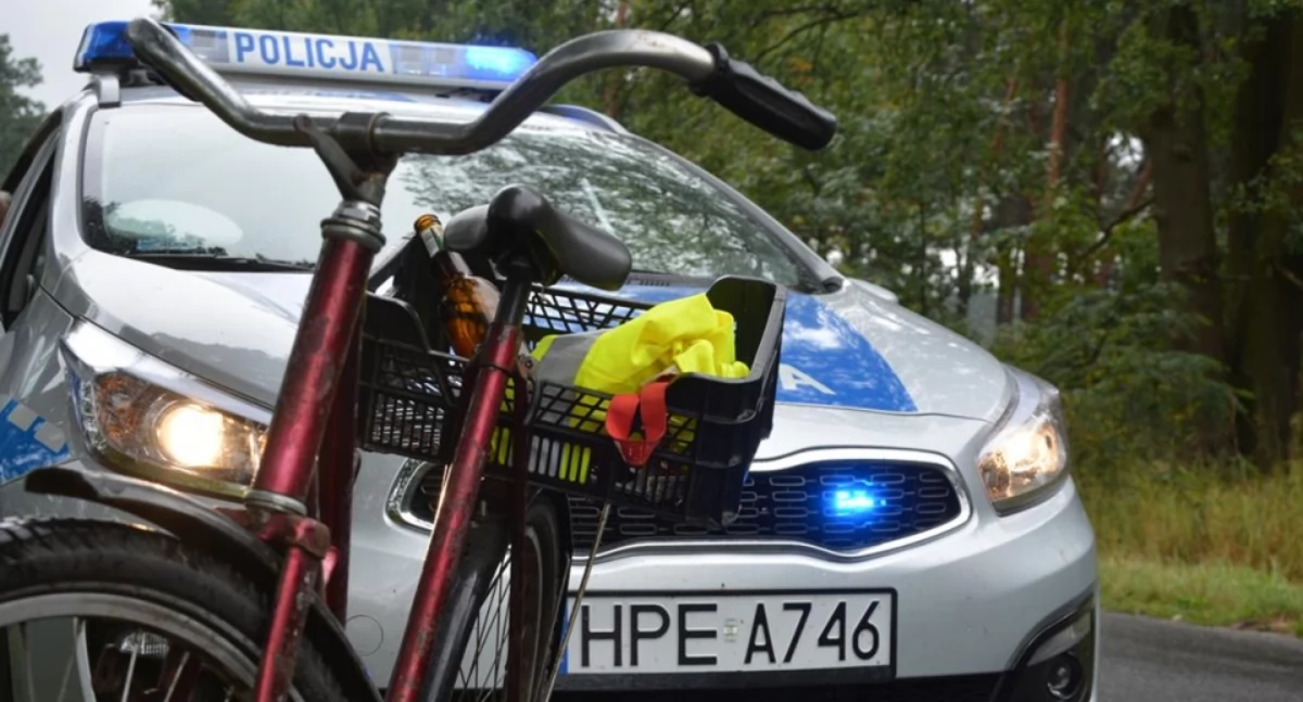 78-latka na rowerze wjechała w samochód. Zakończyło się interwencją medyków