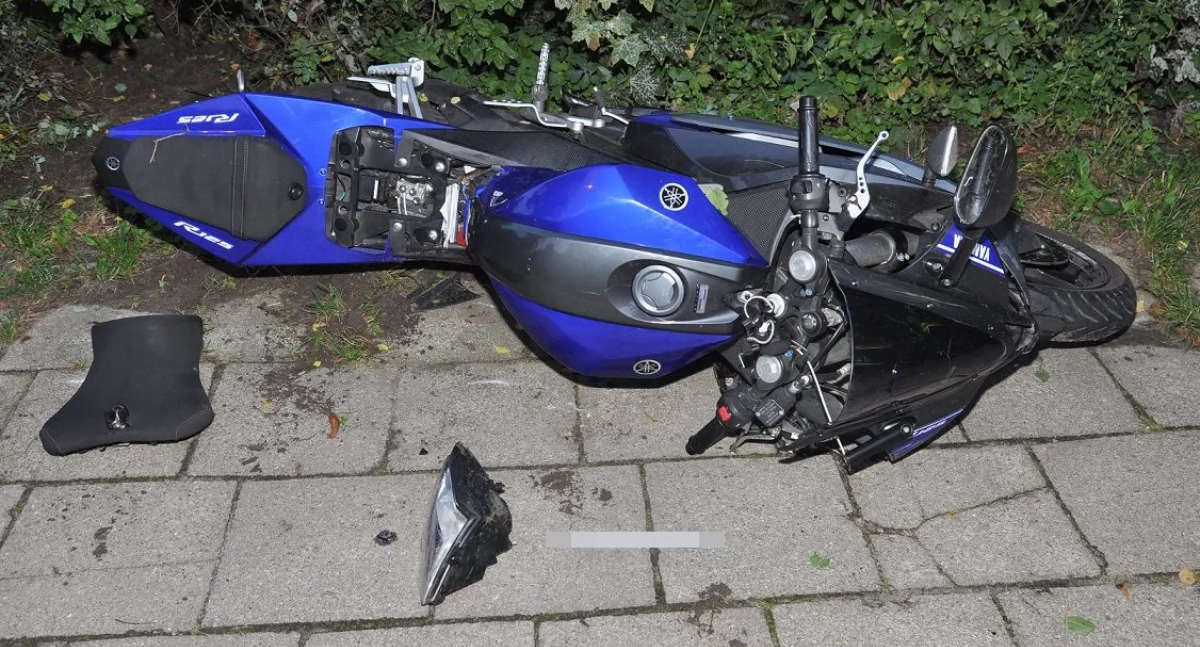 75-latka wbiegła prosto pod motocykl. Trzy osoby wylądowały w szpitalu