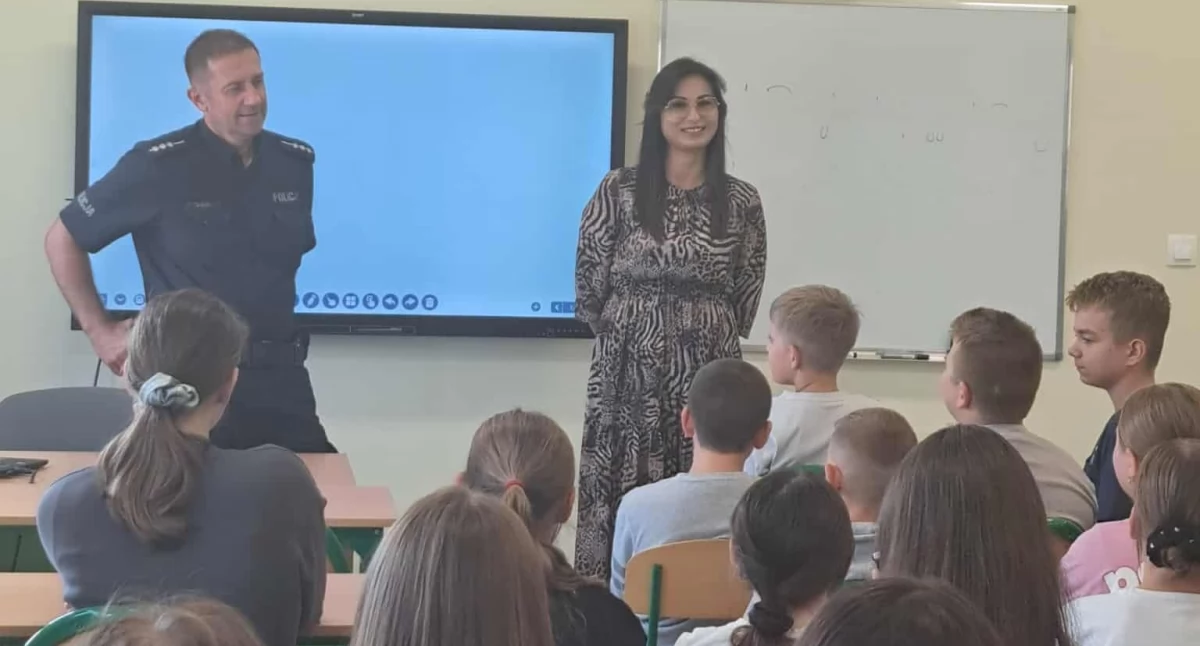 Bez odblasków ani rusz! Policjant w Zastawiu przypomniał uczniom najważniejsze zasady