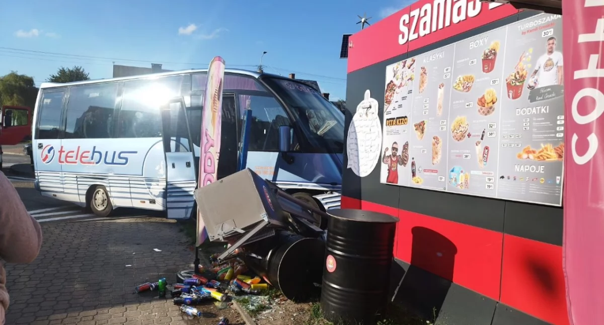 Autobus staranował budkę z kebabem. Lokal zamknięty do odwołania