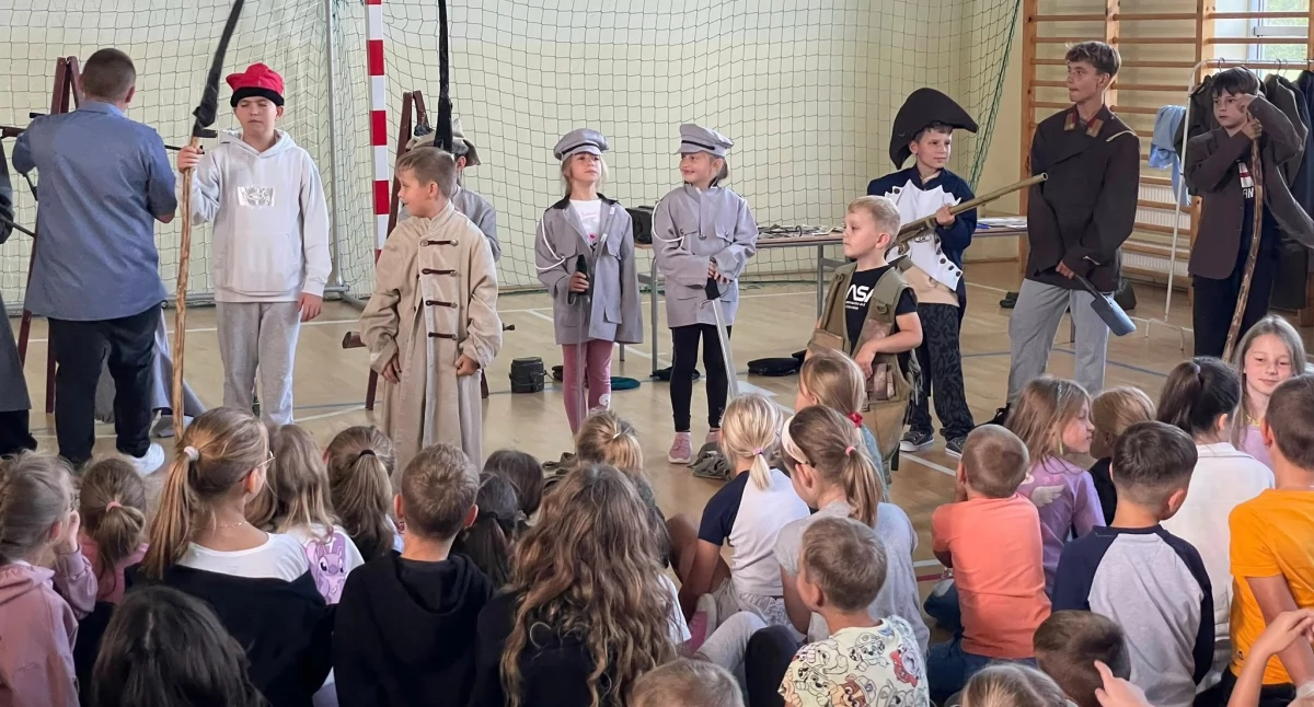 Historia ożyła w Zespole Szkół w Tuchowiczu. Uczniowie uczestniczyli w pokazie Grupy Patriotic
