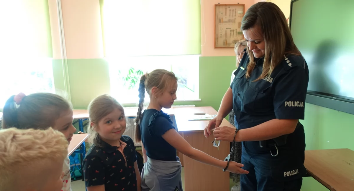 Policjantka ostrzegła uczniów w Wandowie. To muszą wiedzieć o internecie i hulajnogach